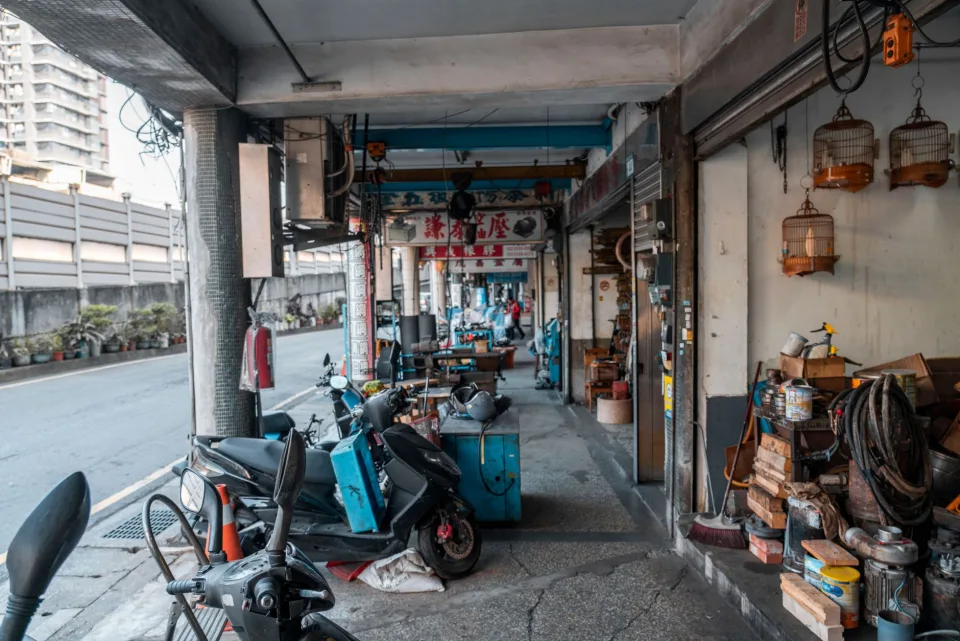 Kệ phụ tùng